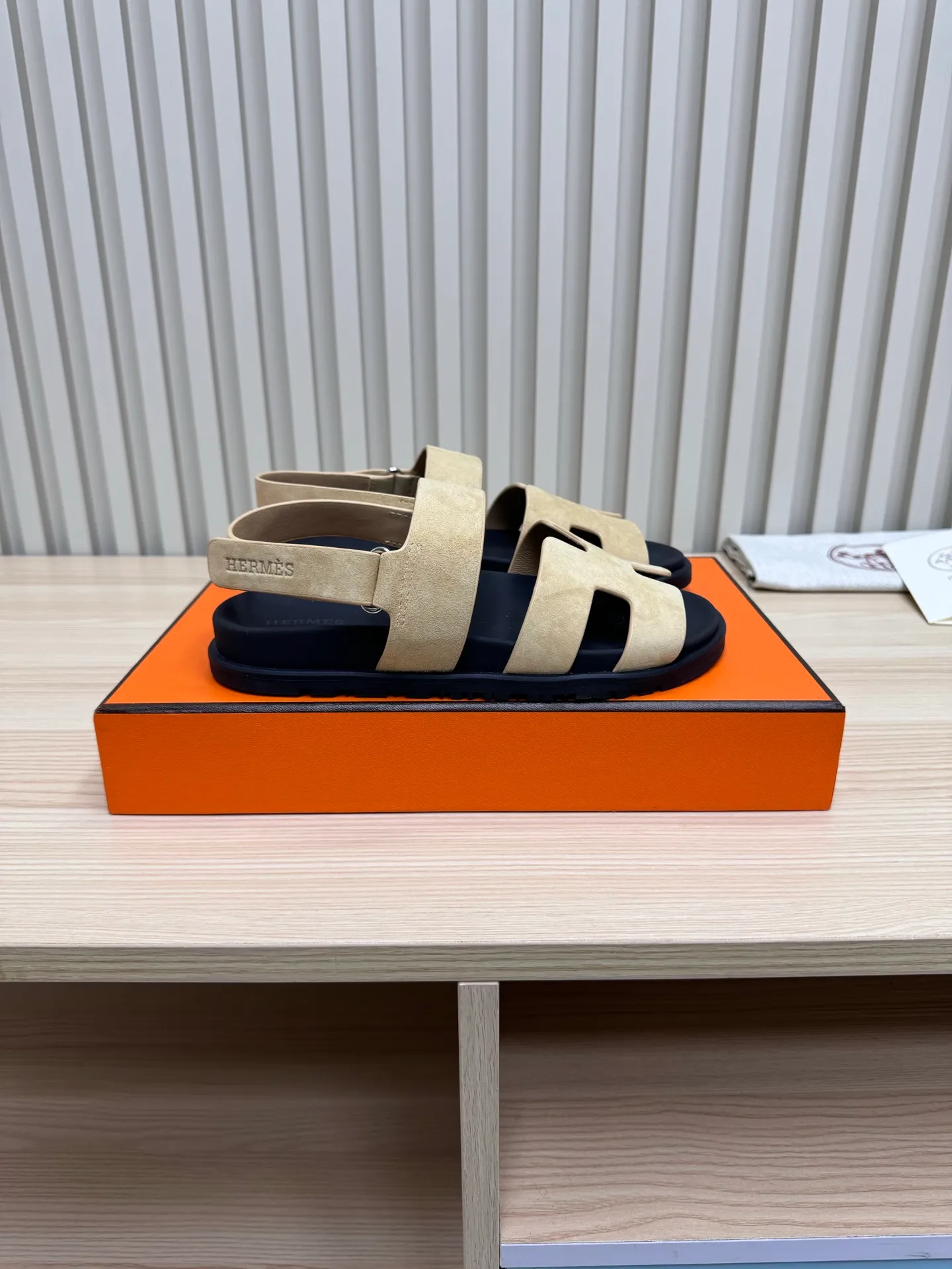 👟👟Ex-factory price 502👟👟Hermes🐎The extremely popular couple’s second uncle slippers/golden sandals and slippers, paired with various colorful socks, are so trendy!  ———————— Upper: imported cowhide/sheep leather/cloth/palmprint leather lining: imported cowhide/sheepskin outsole: Tpu non-slip and wear-resistant outsole Female size: 35-42 (40.41.42 non-returnable and non-exchangeable) Male code: 39-45 (45 non-returnable and non-exchangeable)
